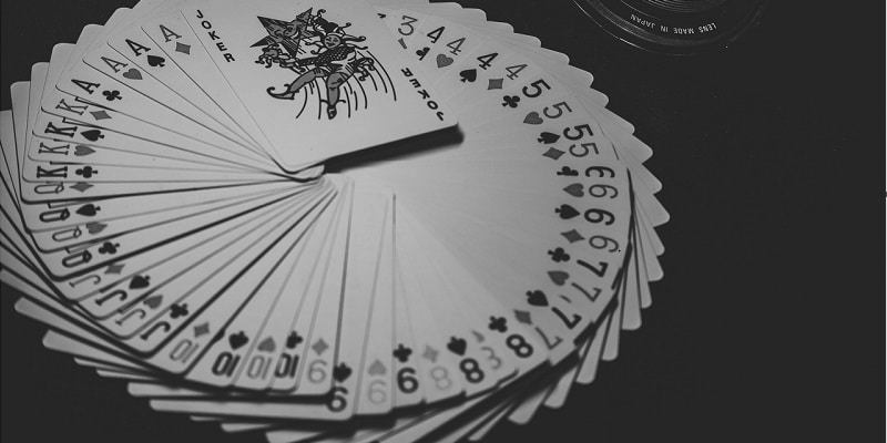 Live Dealer Manipulates Cards